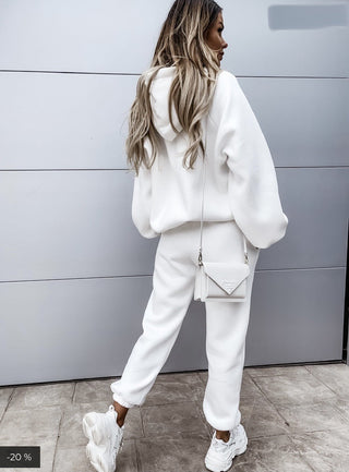 Ensemble sweat à capuche blanc et pantalon, coupe ample, chevilles resserrées.