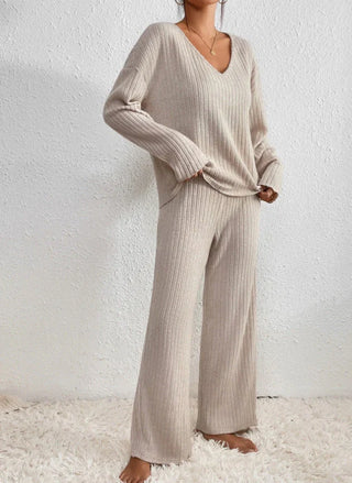 Ensemble maille beige clair : pull col V manches longues et pantalon évasé.