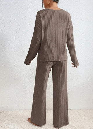 Ensemble maille brun : haut et pantalon évasé côtelés, vue de dos.