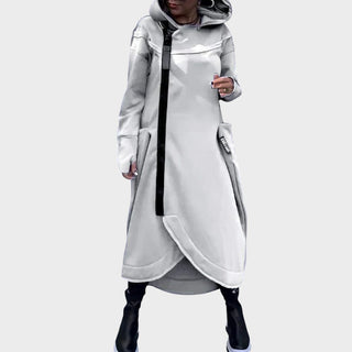 Manteau long blanc à capuche, fermeture centrale noire, ourlet superposé
