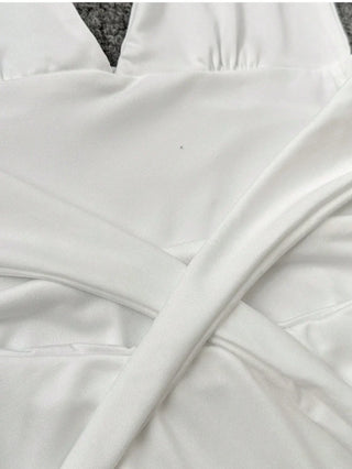 Robe courte avec col halter et jupe évasée – Moulante & Féminine