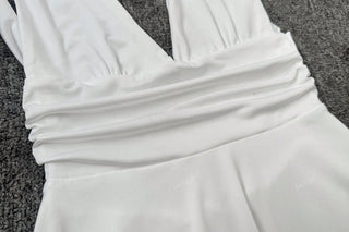 Robe courte avec col halter et jupe évasée – Moulante & Féminine