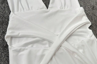 Robe courte avec col halter et jupe évasée – Moulante & Féminine