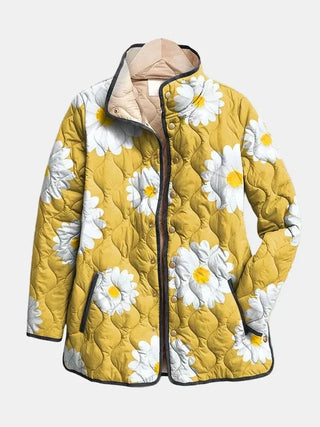 Veste matelassée jaune à fleurs blanches, fermeture boutonnée, col beige.