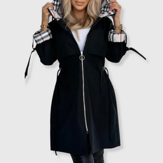 Veste imperméable noire, capuche à motif écossais, fermeture zippée, cordons