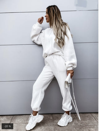 Ensemble sweat à capuche et pantalon blancs, cordon à la capuche, poignets et chevilles resserrés.