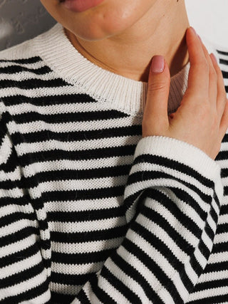 Pull rayé noir et blanc, col rond côtelé et maille à rayures