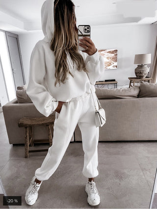 Ensemble sweat à capuche blanc et pantalon assorti, cordons et poches visibles.
