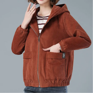Veste en corduroy marron à capuche, zip sur l’avant, poches plaquées et écusson
