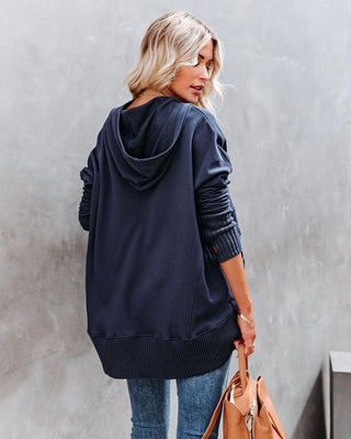 Sweat-blouse bleu marine à capuche, vue de dos, bas côtelé et manches longues.