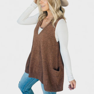 Gilet en maille marron sans manches, encolure en V et bas évasé