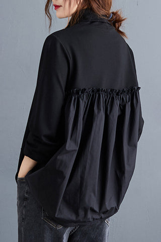Blouse noire col montant, dos ample froncé à l’ourlet, manches longues