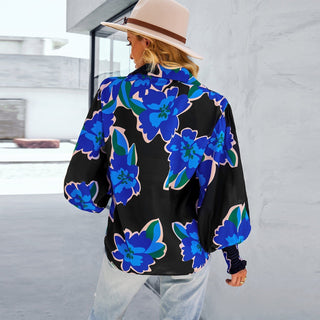 Chemise noire à fleurs bleues, vue de dos, manches bouffantes, patte boutonnée