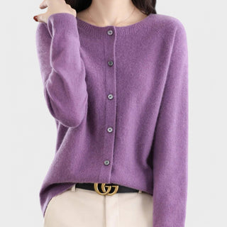 Cardigan en maille de cachemire violet/lavande, manches longues, boutons en ligne.