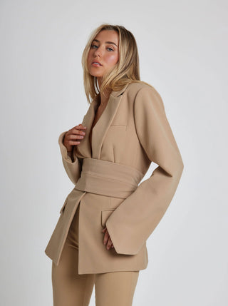 Blazer femme à taille ceinturée et coupe structurée
