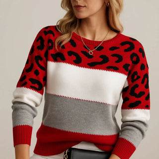 Pull en tricot rouge et gris, motif léopard noir, col rond et manches longues.