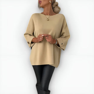 Pull femme oversize beige, col rond, manches trois-quarts larges et boutons aux poignets