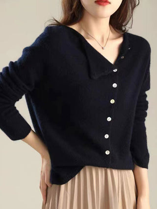 Cardigan femme bleu marine à encolure en V, manches longues, boutons devant.