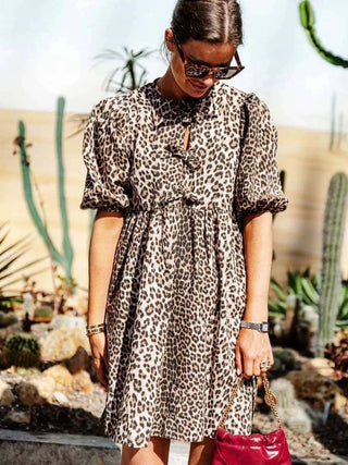 Chiara | Robe léopard pour femmes avec manches bouffantes courtes