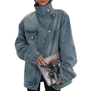 Veste en jean denim bleu délavé, col montant asymétrique, fermeture boutonnée.