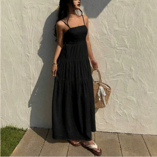 Robe maxi noire à bretelles fines, taille froncée, jupe longue à volants superposés