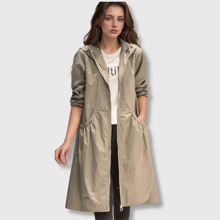 Imperméable long beige à capuche, fermeture zippée, poches latérales élastiquées