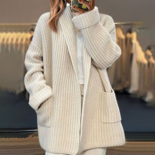 Cardigan en laine crème à boutons discrets, col châle, poches plaquées sur le devant