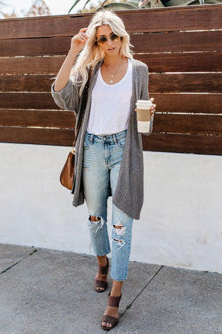 Cardigan duster gris en maille ouverte, coupe ample longue, encolure ouverte et tombante.