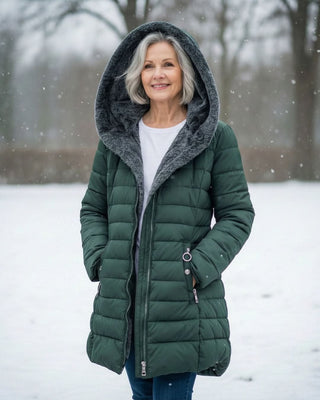 Veste matelassée vert foncé, capuche polaire grise, zip avant, deux poches