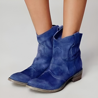 Bottes western en daim bleu à hauteur de cheville, tirants sur le côté, talon bloc.