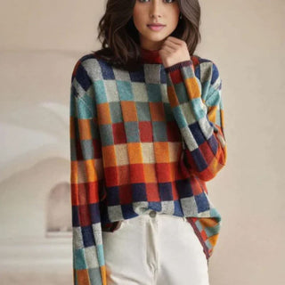 Pull en mérinos à carreaux multicolores, col montant rouge, coupe ample et chaude.