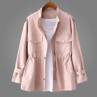 Manteau rose pâle, col revers, poches poitrine à rabat, fermeture boutonnée