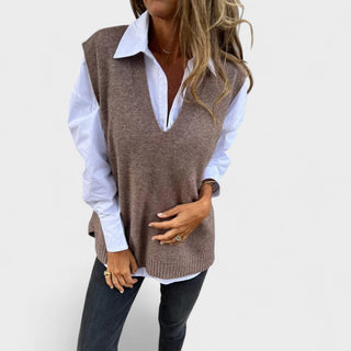 Gilet en maille marron sans manches, encolure en V, bas côtelé.