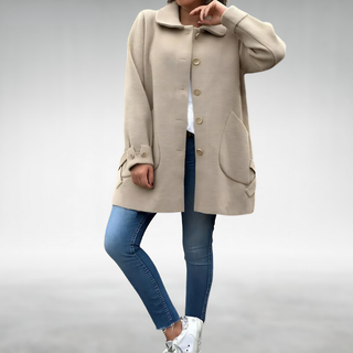 Manteau d'hiver long beige à col, boutons dorés et poches plaquées, manches longues.