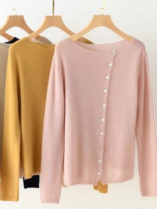 Cardigan femme rose poudré à boutons, manches longues, sur cintre.