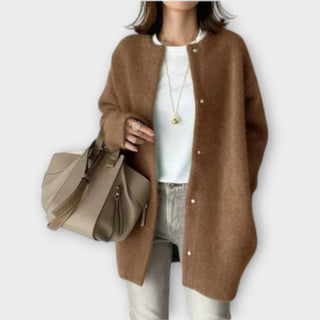 Veste ample en tissu marron, col rond, fermeture par boutons pression sur le devant.