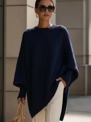 Poncho femme oversize bleu marine en maille, encolure ronde et bord côtelé