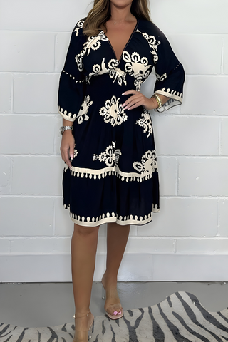 Robe élégante avec motif et décolleté en V – parfaite pour toutes les occasions