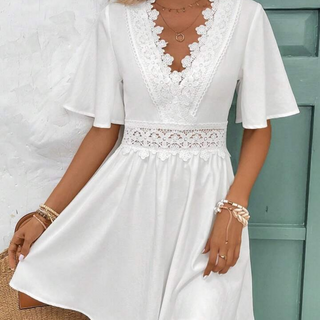 Robe d'été boho blanche avec dentelle et volants – Décolleté en V & coupe ample | Zendoo