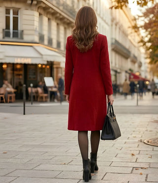Manteau rouge long, vue de dos, col et boutonnage, coupe droite.