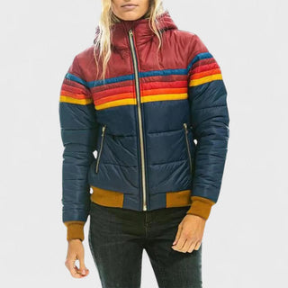 Veste imperméable matelassée 3/4, capuche, zip central, rayures multicolores, poches zippées.