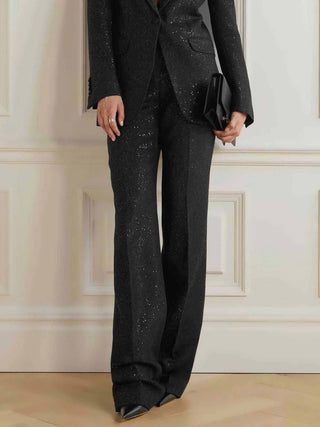 Blazer noir à sequins, poches passepoilées, ouverture devant, coupe slim.