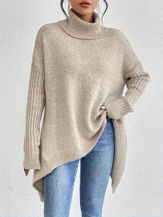 Pull en cachemire crème, col roulé côtelé, manches longues, bas asymétrique