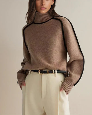 Pull Clara en maille beige, col montant et poignets côtelés avec liseré noir