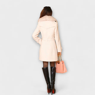 Manteau d’hiver beige clair, col fourrure et fermeture boutonnée double rangée