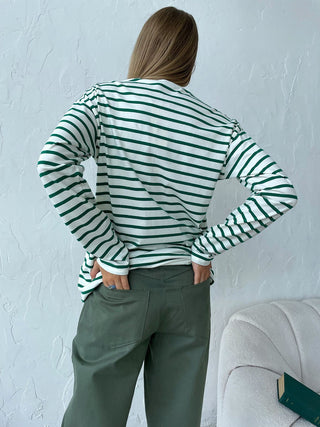 Blouse rayée manches longues vert et blanc, dos visible, encolure ronde.