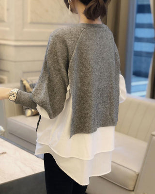 Pull gris en maille, dos encolure ronde, manches bouffantes et bas superposé blanc