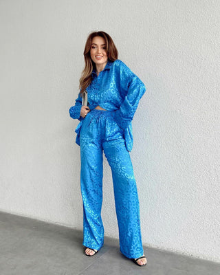 Ensemble satin léopard bleu : chemise boutonnée et pantalon taille froncée