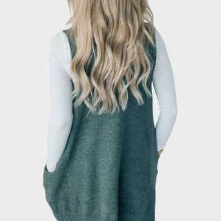 Gilet en maille vert foncé, vue de dos, encolure en V et poches