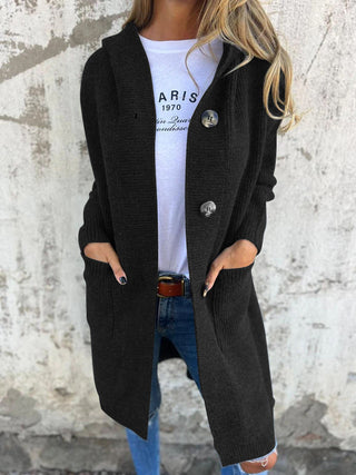 Manteau long en maille noir, boutons dorés, poches et col châle.